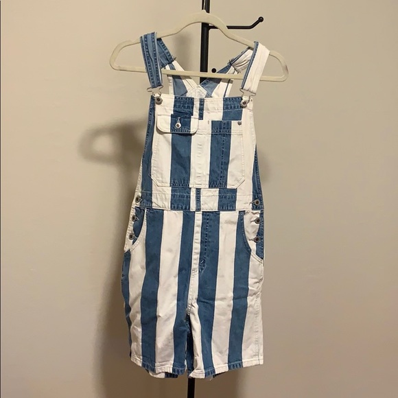 Levi’s Short Overalls - Picture 2 of 6